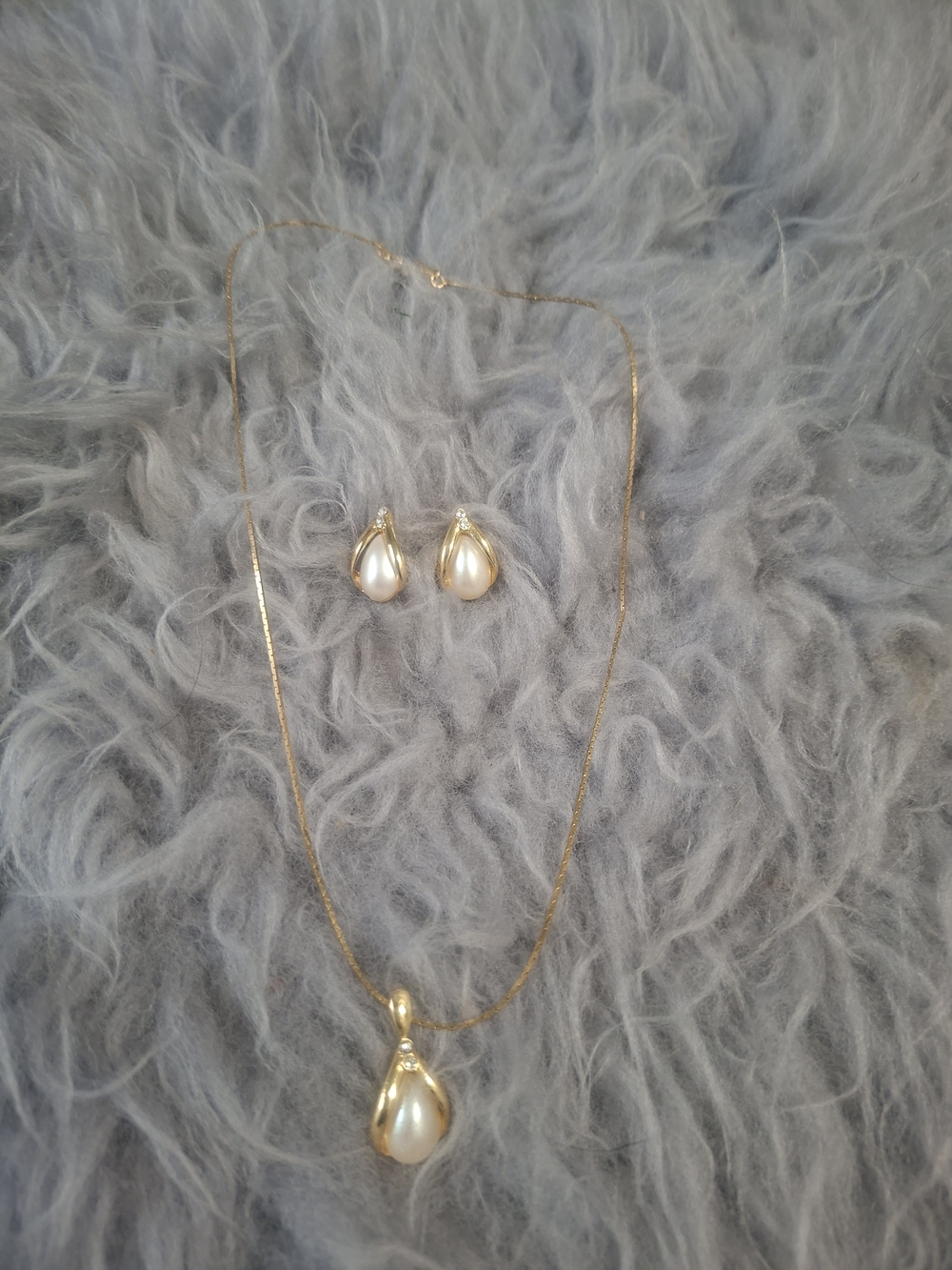 Avon Gold and Cream Teardrop Pearl Necklace with Matching Earrings